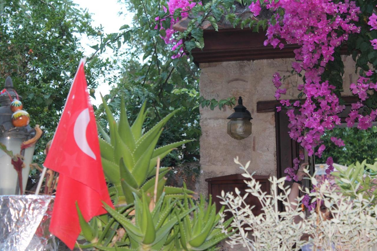 Hadrian Gate Готель